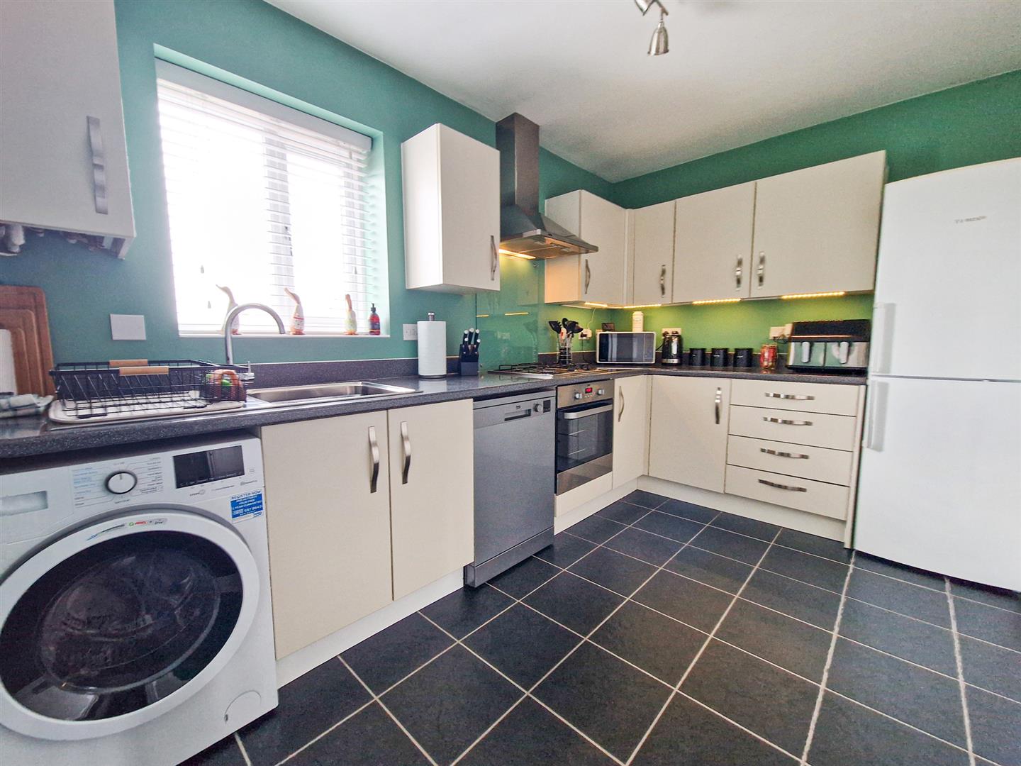 2 bed property in Lindrick Close, Great Denham